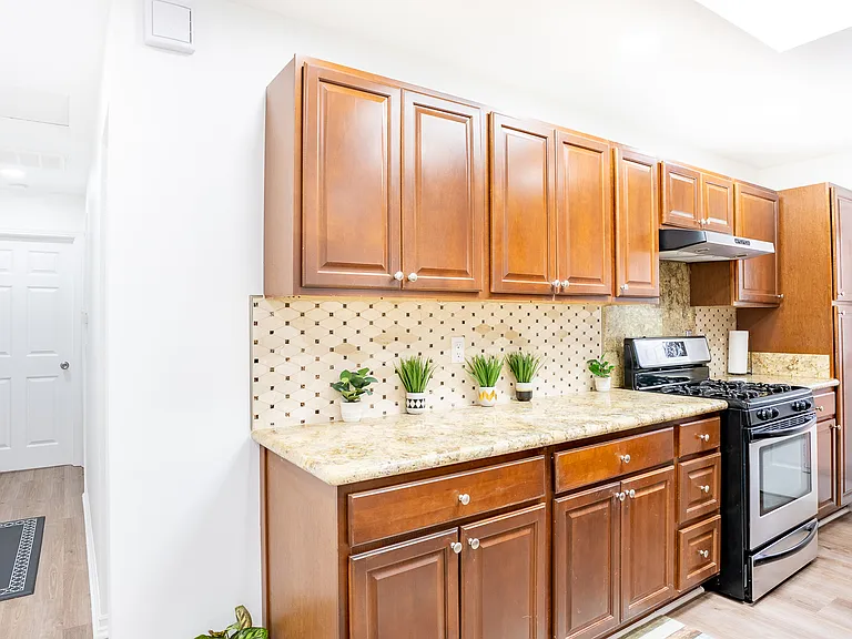 8330 Lilienthal Ave — Photo 27