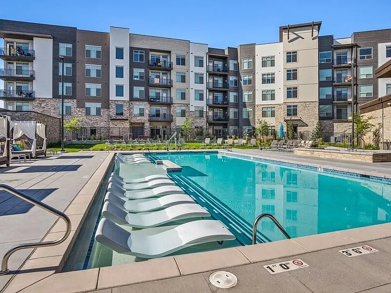 Seven Skies Apartments — Photo 51