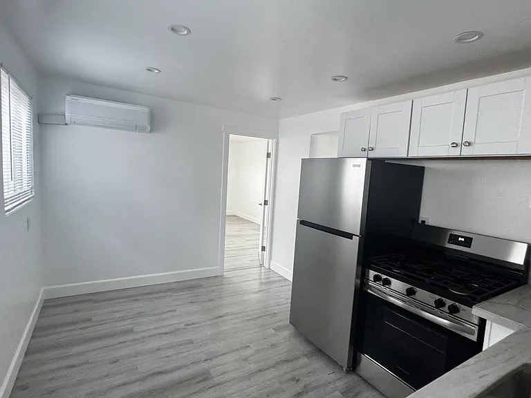 1749 Victorian Ave #B — Photo 7