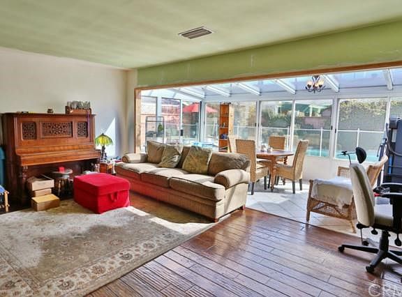 3rd image of 3470 Knoxville Ave