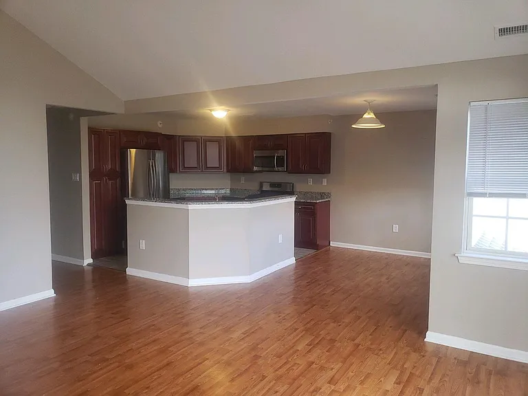 102 Middlebury Dr — Photo 4