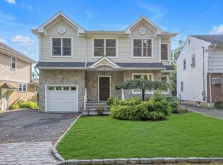 57 Red Ground Rd, Roslyn Heights, NY 11577