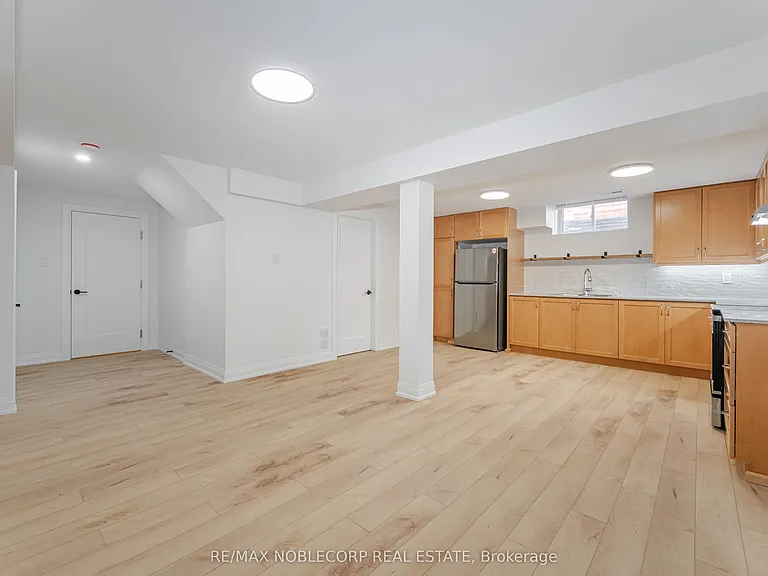 131 Dunstan Cres #LOWER — Photo 11