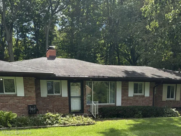 6240 Woodmoor Dr, Burton, MI 48509