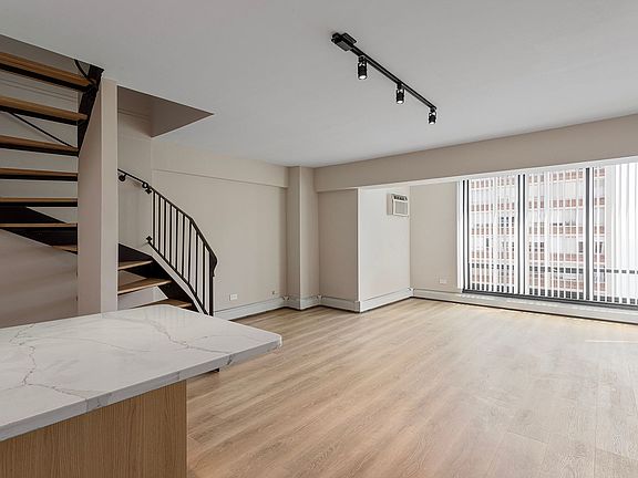 5th image of 6166 N Sheridan Rd APT 4G