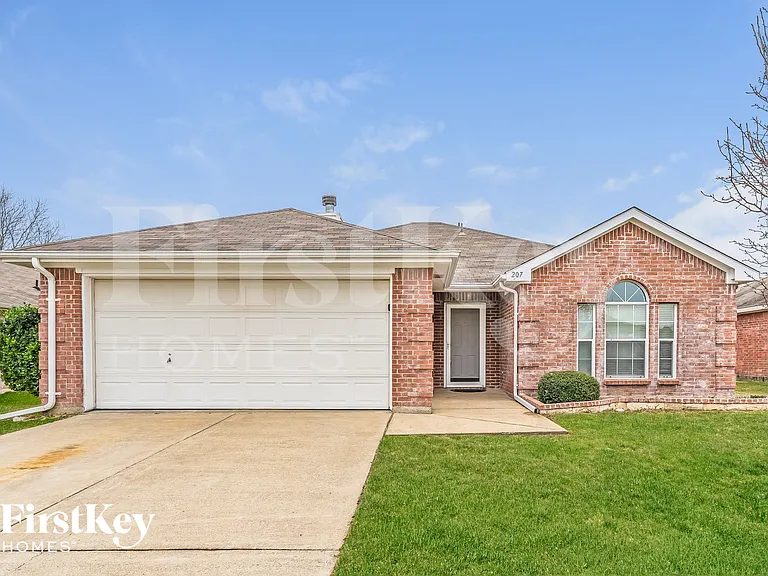 207 Amherst Dr — Photo 1