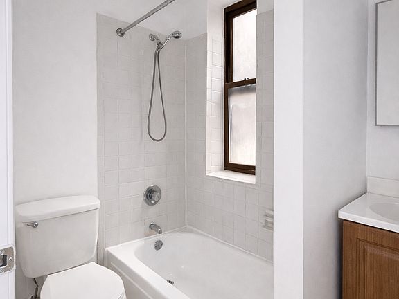 3rd image of 320 W 111th St APT 22