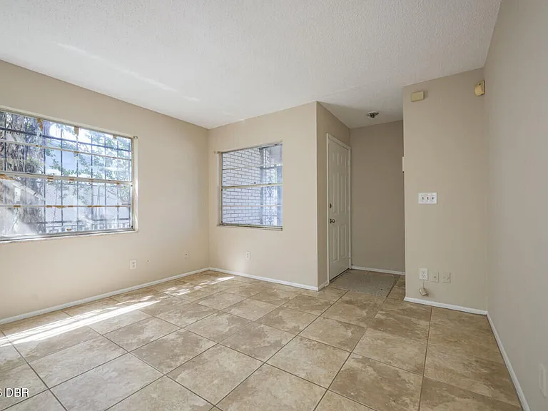 927 E Millard Ct — Photo 8