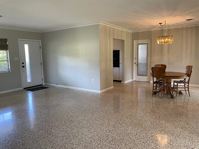2335 Sunnyside Pl — Photo 2