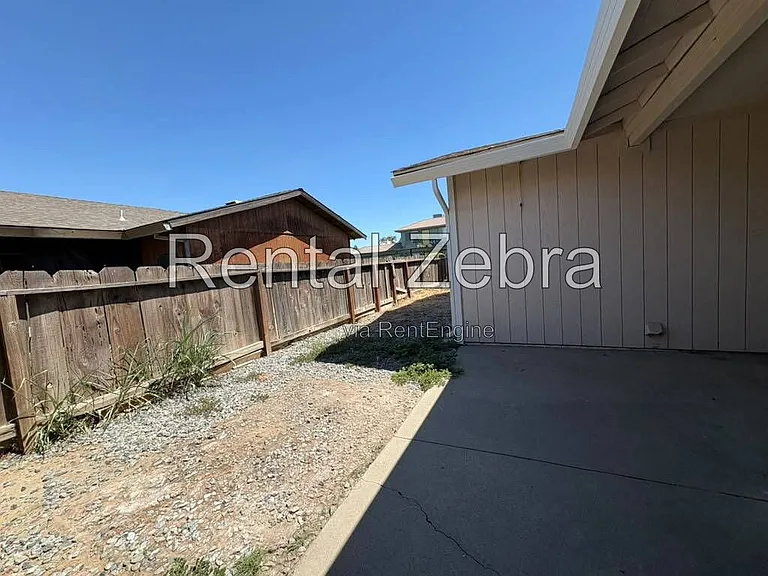1340 Frankfort Ct — Photo 9