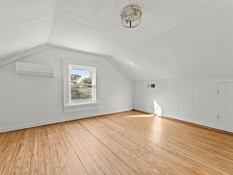 570 Elizabeth Ln W — Photo 20