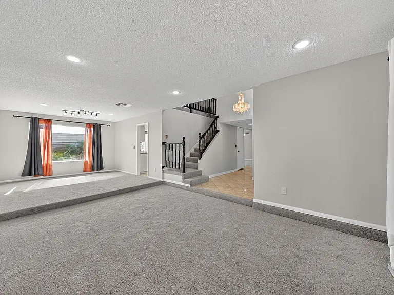 389 Summer Creek Ct — Photo 4