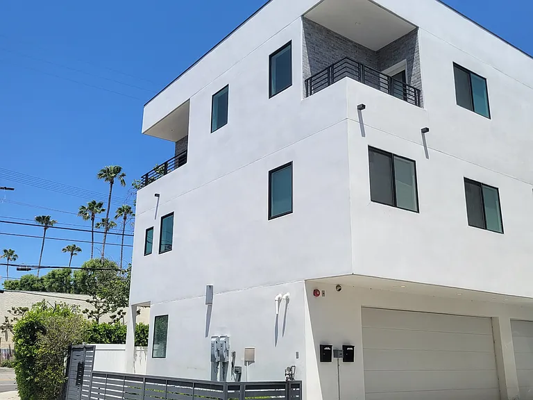 13822 Oxnard St — Photo 17