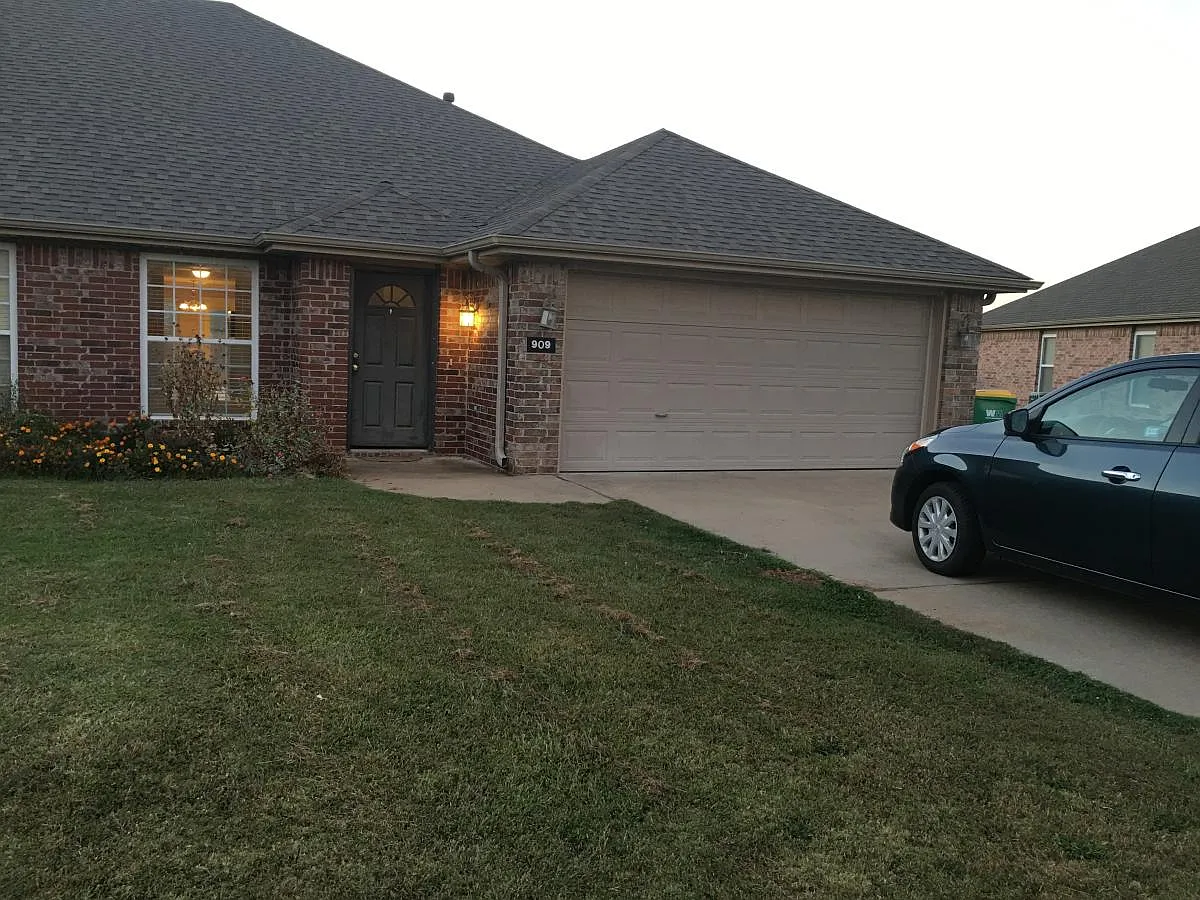Building Photo - 909 Oak Crossing Dr