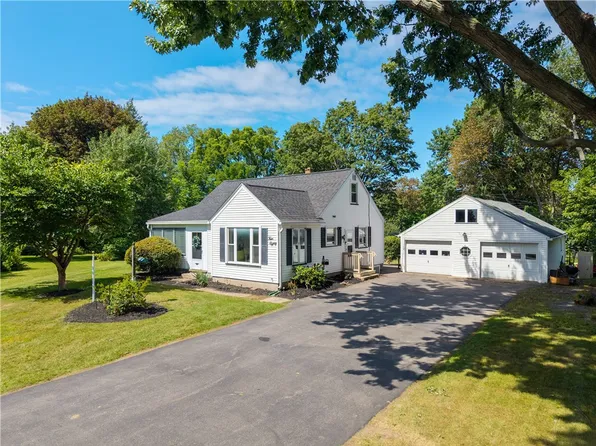 480 Pineview Dr, Webster, NY 14580