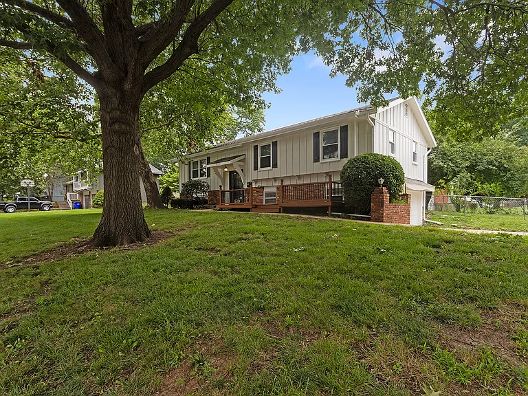 7115 Robin Ln — Photo 2