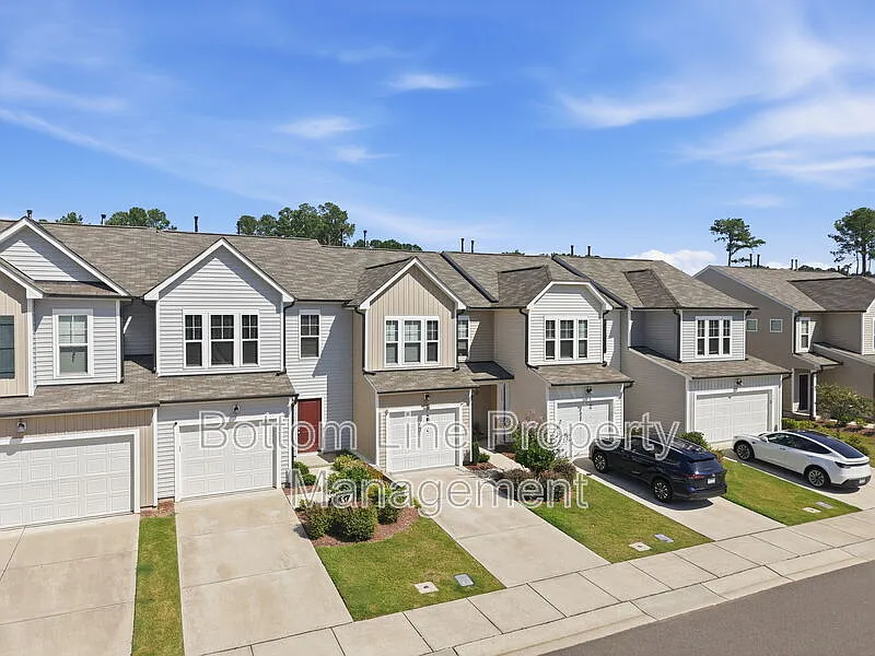 3 bed, 2.5 bath, 1598 sqft, $1,875 — Photo 2
