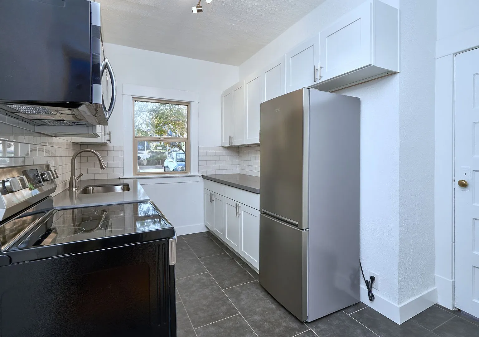 Welcome to 1421 on Queen Anne! — Photo 1
