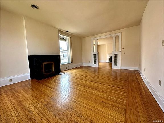 3rd image of 698 Columbus Pkwy