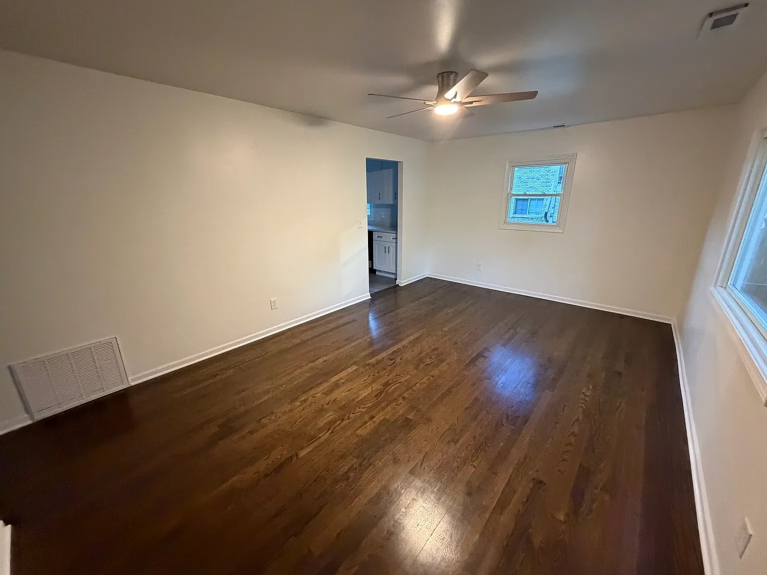 3 bed, 875 sqft, $2,195 — Photo 3