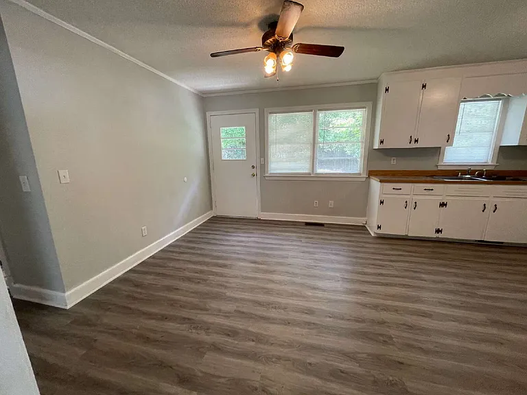 204 E James St — Photo 12