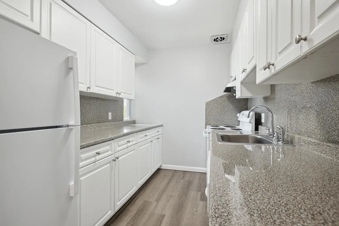 Golden Hill Apartments — Photo 1