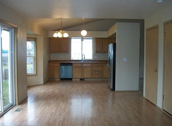 5th image of 132 Baumgartner Pl N