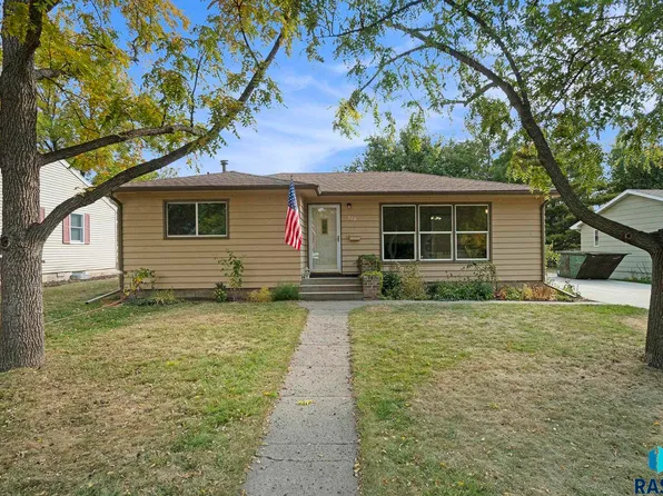 712 N Summit Ave, Madison, SD 57042