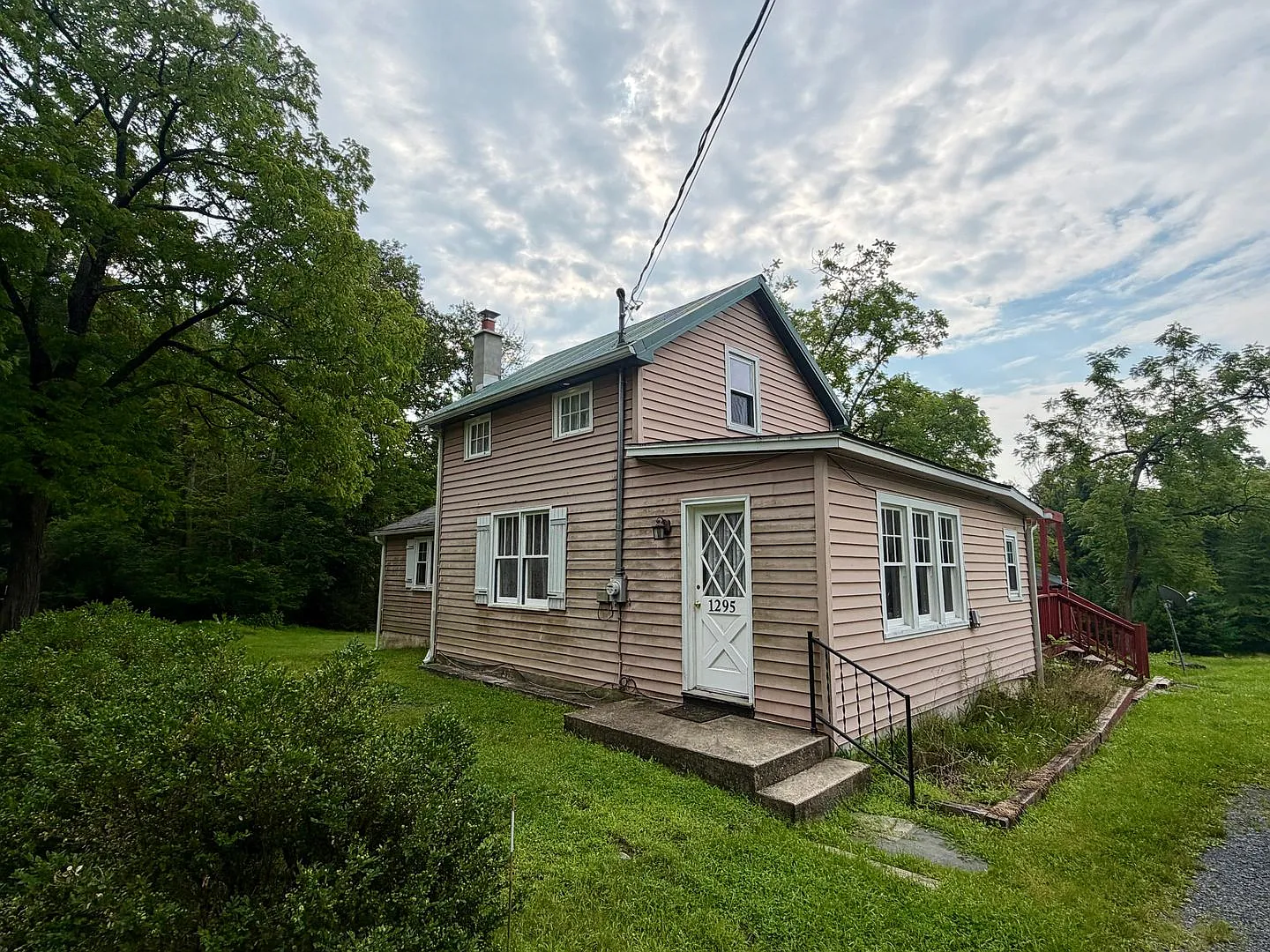 Charming 2-bedroom, 1-bath home in Stroudsburg — Photo 1