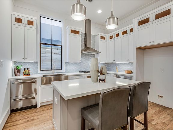 3rd image of 1638 Castle Ct