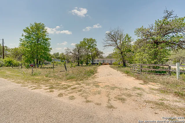 3 bed, 2.0 bath, 1216 sqft, $2,000 — Photo 3