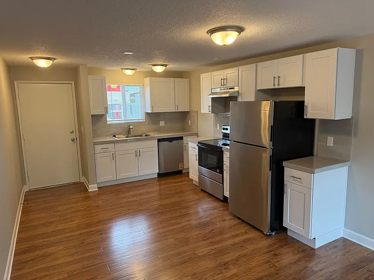 MAC CITY APARTMENTS — Photo 6