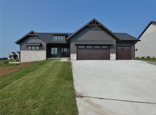 215 Aspen Cir, Pella, IA 50219