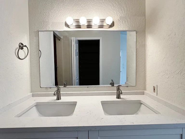 9617 Riverside Dr #6 — Photo 32