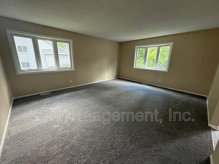 555 Lake Cove Ct — Photo 5