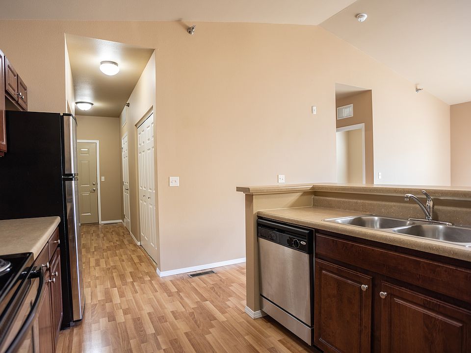 Prairiewood Apartments and Townhomes 627 Streeter Dr North Sioux City