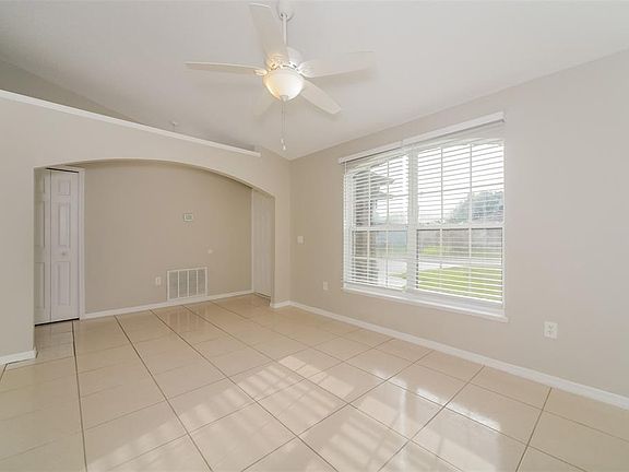 3rd image of 611 BASINGSTOKE COURT