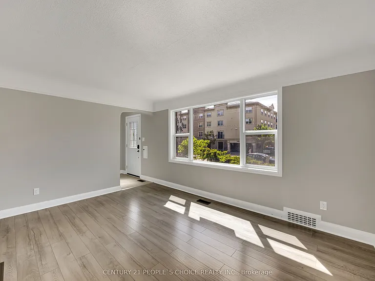 50 Columbia St W — Photo 9