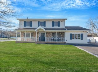 528 Mollie Boulevard, Holbrook, NY