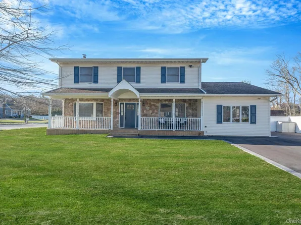 528 Mollie Boulevard, Holbrook, NY 11741