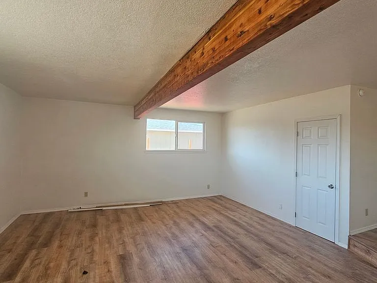 870 NW Commercial St — Photo 2