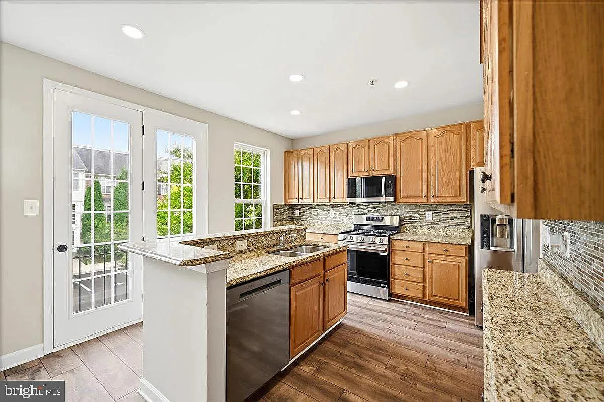 4 bed, 4.0 bath, 2400 sqft, $3,200 — Photo 4