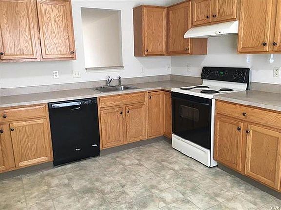3rd image of 2490 Gillian Ln