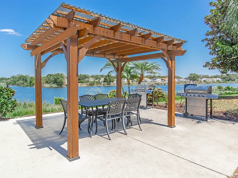Lake House — Photo 10