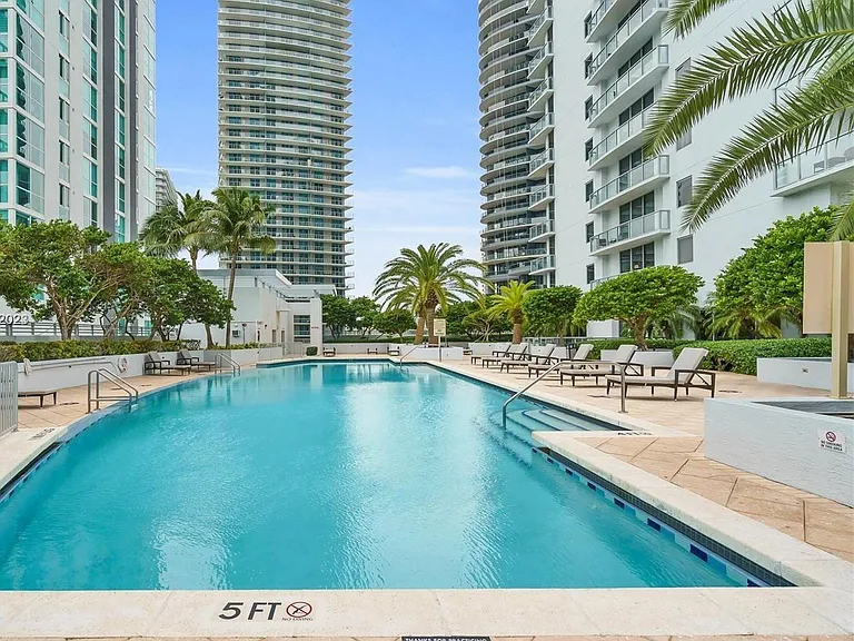1050 Brickell Ave #1800 — Photo 4