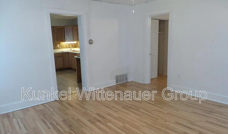 324 N Jackson St — Photo 3