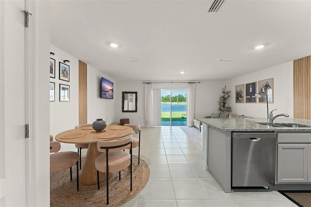 3 bed, 2.5 bath, 1452 sqft, $2,500 — Photo 3