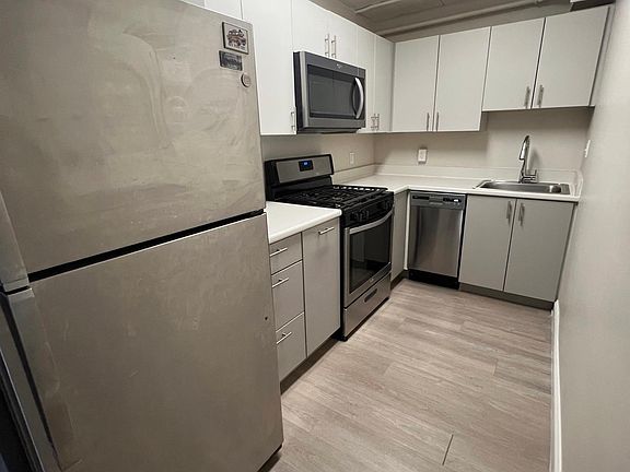 3rd image of 812 Memorial Dr APT 902