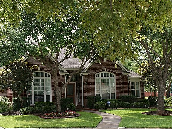 Manicured front front yard!