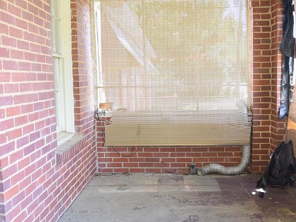 Screened Porch/ Laundry 